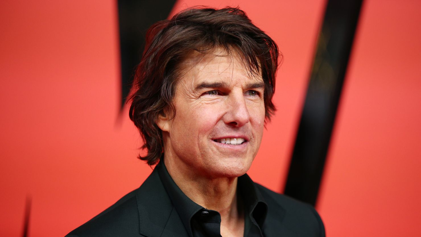  Tom Cruise Surprises Fans with Daring Stunt in Upcoming Blockbuster