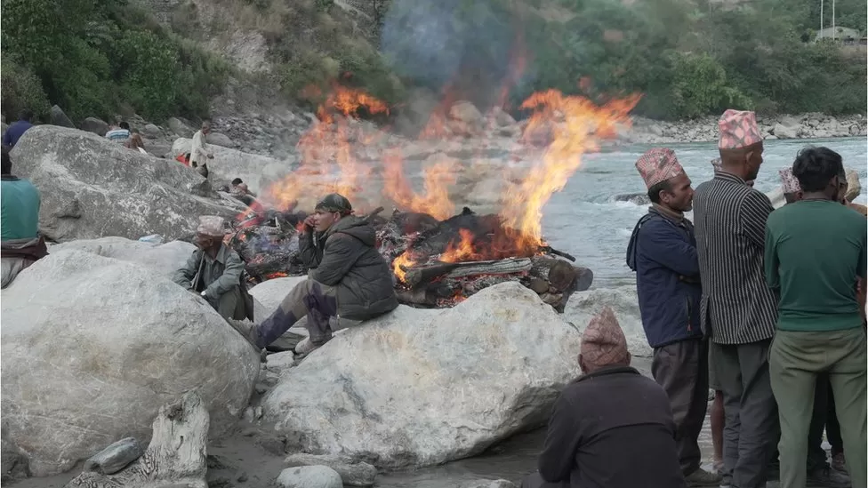 Nepal earthquake: Survivors cremate the dead, face uncertain future